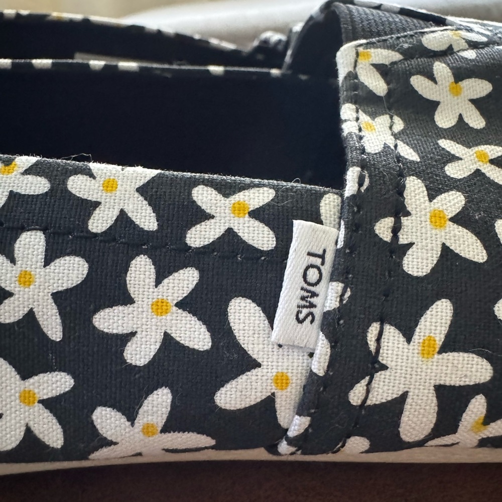 TOMS Womens Black and White Daisy casual slip ons